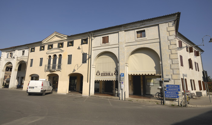 L'esterno della Pasticceria Zizzola